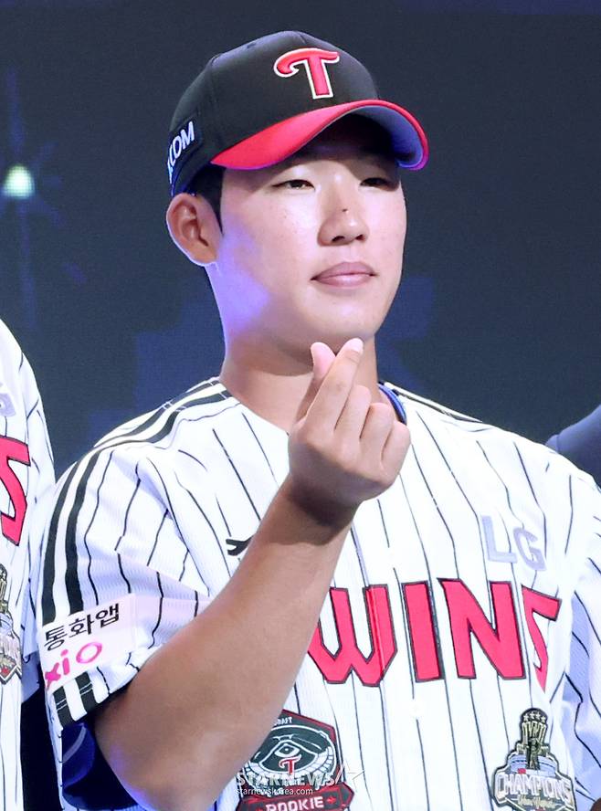 '2027 KBO 신인 드래프트'가 21일 서울 송파구 롯데호텔 월드 크리스탈볼룸에서 열렸다. 연세대 김동주가 LG에 지명된 후 포토타임을 갖고 있다. /사진=김진경 대기자