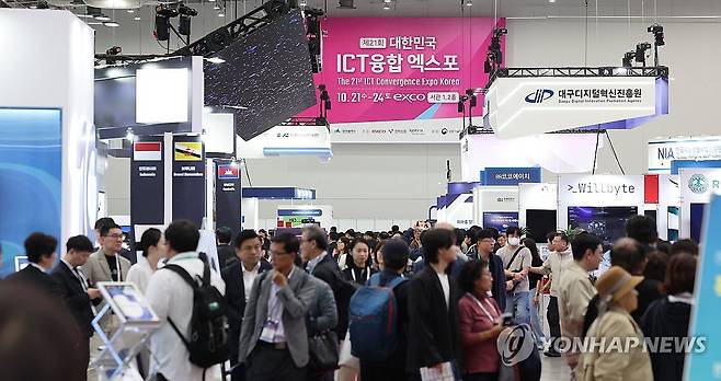 2026 미래혁신기술박람회 개막 (대구=연합뉴스) 윤관식 기자 = 21일 대구 북구 엑스코에서 개막한 '2026 미래혁신기술박람회(FIX 2026)'에서 관람객들이 다양한 인공지능(AI)과 미래모빌리티, 로봇 관련 부스를 살펴보고 있다. 2026.10.21 psik@yna.co.kr