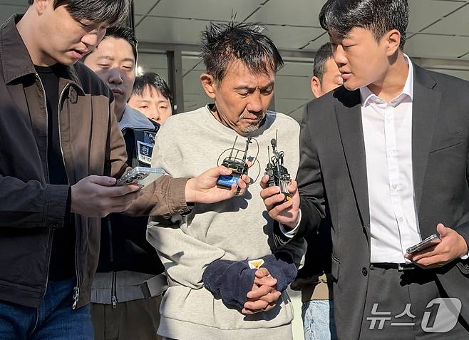 인천 대형 상업시설에서 흉기난동을 벌여 살인미수 혐의로 구속된 최충락이 23일 오전 인천 남동경찰서에서 인천지방공소청으로 송치되고 있다. 2026.10.23 ⓒ 뉴스1 박소영 기자