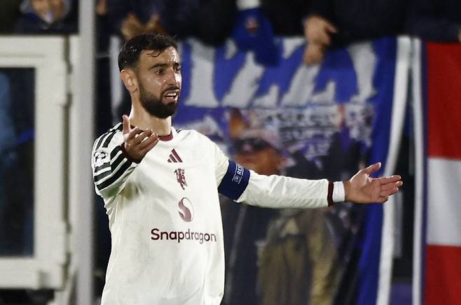 Soccer Football - UEFA Champions League - Como v Manchester United - Stadio Giuseppe Sinigaglia, Como, Italy - October 21, 2026 Manchester United's Bruno Fernandes reacts REUTERS/Alessandro Garofalo<저작권자(c) 연합뉴스, 무단 전재-재배포, AI 학습 및 활용 금지>