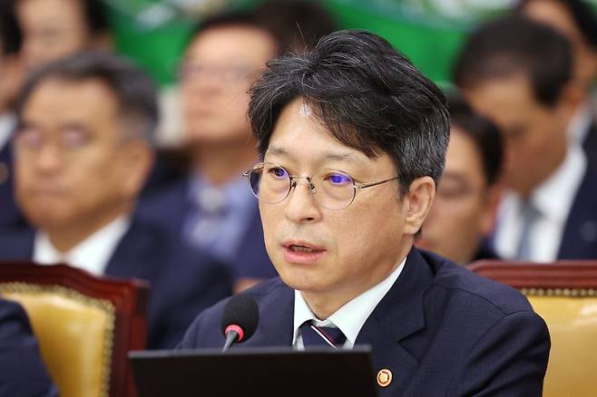 홍지선 국토교통부 장관이 23일 서울 여의도 국회 국토교통위원회에서 열린 국토교통부 등에 대한 국정감사 종합감사에서 의원 질의에 답하고 있다. 뉴스1화상.