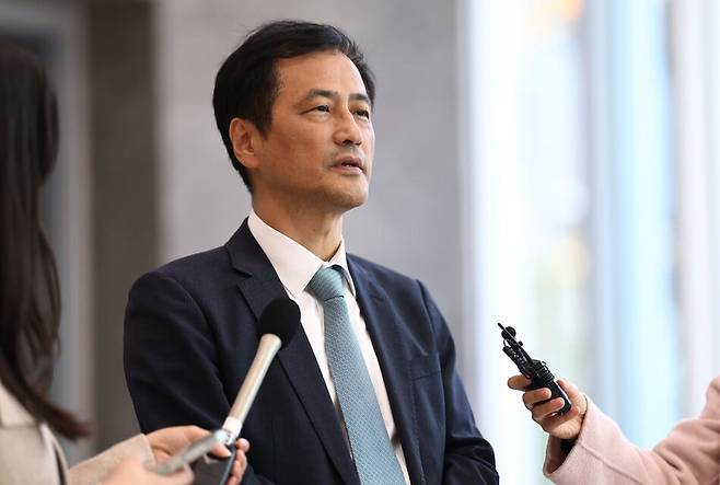 23일 서울 중대범죄수사청을 방문한 이태한 선거관리위원회 특별검사가 취재진 질문에 답하고 있다. 연합뉴스