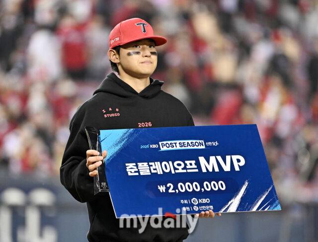 20일 오후 서울 잠실야구장에서 진행된 '2026 프로야구 KBO리그 포스트시즌' 준플레이오프 3차전 LG트윈스와 KIA타이거즈의 경기. 기아 김도영이 준플레이오프 MVP로 선정된뒤 포즈를 취하고 있다./잠실=송일섭 기자 andlyu@mydaily.co.kr
