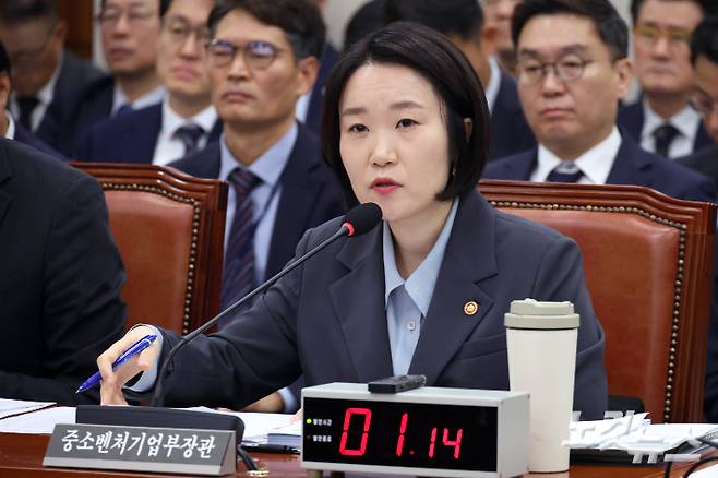 이소영 중소벤처기업부 장관이 23일 서울 여의도 국회에서 열린 산업통상자원중소벤처기업위원회의 중소벤처기업부 등 종합감사에서 의원 질의에 답변을 하고 있다. 윤창원 기자