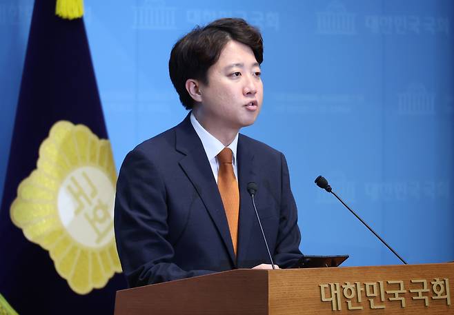 개혁신당 대표인 이준석 의원이 지난 8월 26일 국회 소통관에서 열린 기자회견에서 대표직 사퇴를 발표하고 있다. 연합뉴스
