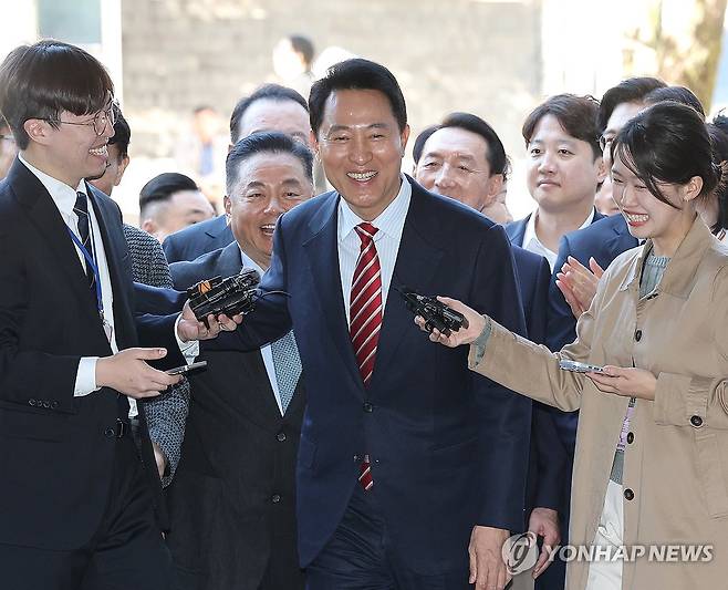 '운명의 날' 법정 향하는 오세훈 서울시장 (서울=연합뉴스) 김주형 기자 = 오세훈 서울시장이 서울시장직 유지 여부가 달린 '명태균 여론조사 대납 의혹' 항소심 선고일인 23일 서울 서초구 서울고법에 도착해 법정으로 향하며 취재진의 질문에 답변하고 있다. 2026.10.23 kjhpress@yna.co.kr
