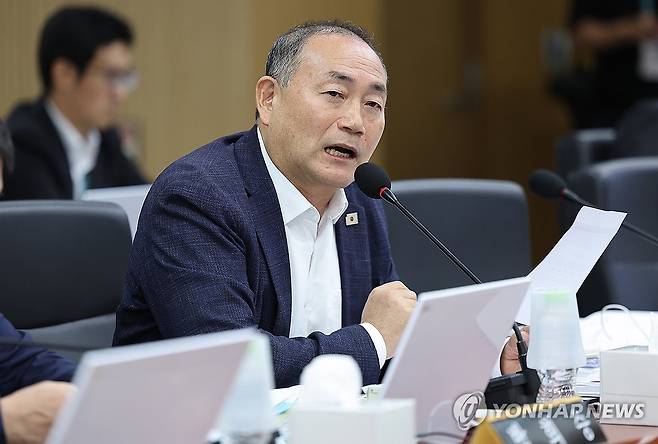 국감서 질의하는 김원이 의원 (대구=연합뉴스) 윤관식 기자 = 더불어민주당 김원이 의원이 19일 대구 동구 한국가스공사에서 열린 국회 산업통상자원중소벤처기업위원회의 한국가스공사, 한국석유공사, 강원랜드, 대한석탄공사, 한국가스기술공사, 한국가스안전공사, 한국석유관리원, 한국광해광업공단에 대한 국정감사에서 질의하고 있다. 2026.10.19 psik@yna.co.kr