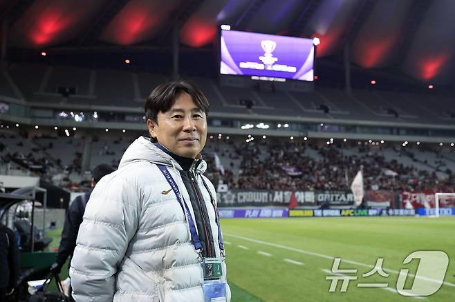 김기동 FC서울 감독이 4일 오후 서울시 마포구 월드컵로 서울월드컵경기장에서 열린 아시아축구연맹(AFC) 챔피언스리그 엘리트(ACLE) 16강 1차전 FC서울과 비셀 고베의 경기에서 피치를 바라보고 있다. 2026.3.4 ⓒ 뉴스1 박정호 기자