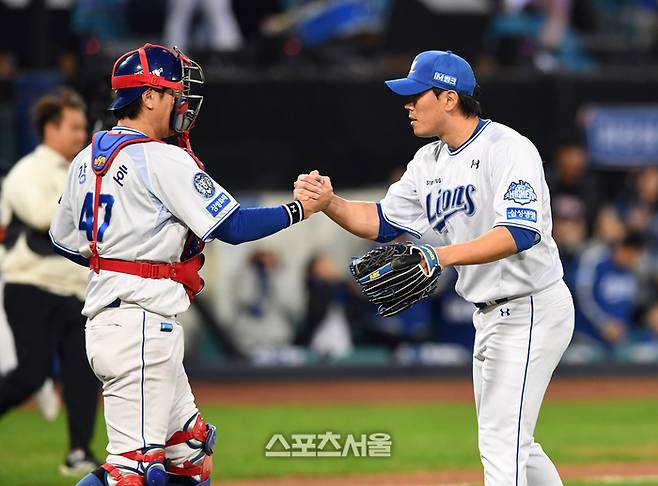 삼성 김재윤(오른쪽)이 22일 대구삼성라이온즈파크에서 열린 2025 KBO리그 한화와 플레이오프 4차전 9회초 등판해 승리를 지켜낸 뒤 포수 강민호와 하이파이브를 나누고 있다. 대구 | 박진업 기자 upandup@sportsseoul.com