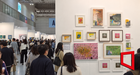 24일 광주 김대중컨벤션센터에서 열린 아트광주 전시장에서 관람객들이 작품을 둘러보고 있다. 송보현 기자