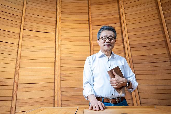 송 목사는 자신의 묘비에 ‘하나님을 가장 많이 웃겼던 송길원 잠들다’라고 쓰고 싶다고 했다. “흔히 ‘하나님을 웃기고 싶다면, 당신에게 계획이 있다고 말해보라’고 얘기하는데, 내가 세웠던 많은 계획들로 하나님이 많이 웃으셨을 것 같다”고 했다. /이신영 영상미디어 기자
