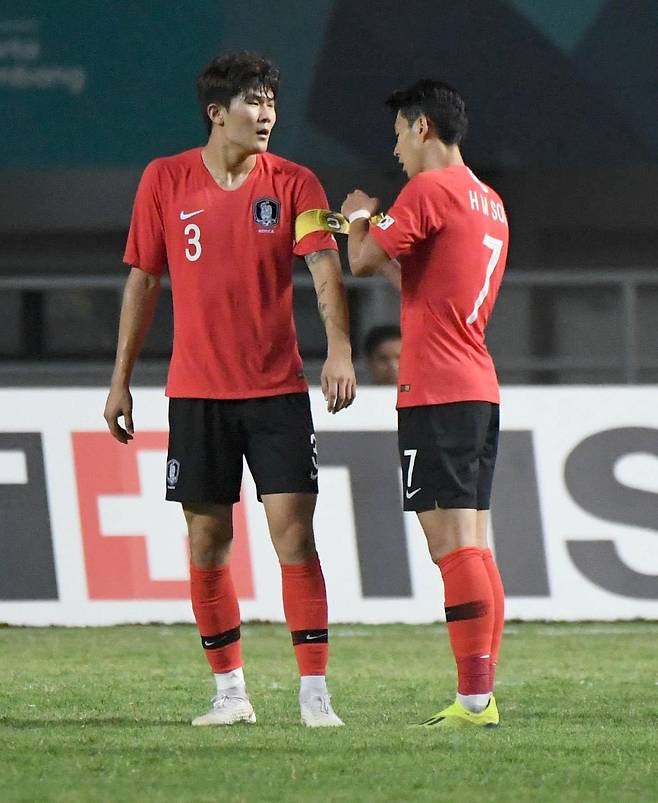 김민재(왼쪽)가 2018년 9월 1일(현지시간) 인도네시아 자와바랏주 보고르 치비농의 파칸사리 스타디움에서 열린 2018 자카르타·팔렘방 아시안게임 남자축구 결승전에서 손흥민으로부터 주장 완장을 넘겨 받고 있다. 치비농=서재훈 기자