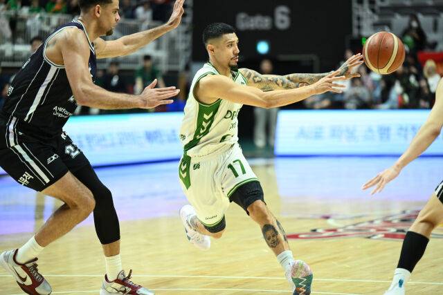 이선 알바노가 패스를 하고 있다./KBL 제공