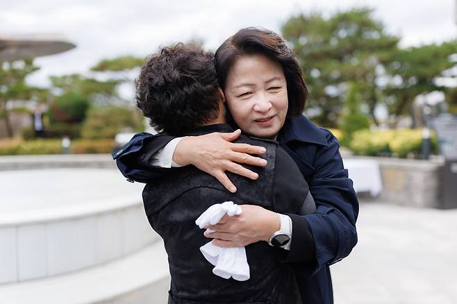 추미애 경기도지사가 24일 '제2회 경기소방 119메모리얼데이'가 열린 경기도소방재난본부 내 해태공원에서 순직 소방관 유가족을 위로하고 있다. 연합뉴스