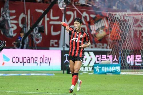 FC서울의 정승원이 8월 15일 서울월드컵경기장에서 열린 2026 하나은행 K리그1 대전하나시티즌과의 경기에서 골을 성공시킨 뒤 세레머니를 펼치고 있다. 사진 제공=FC서울