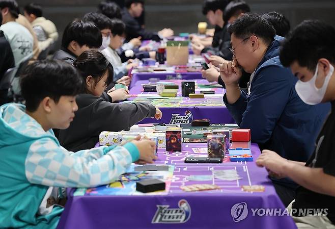 포켓몬 카드 게임 2026 코리안리그 시즌1 (서울=연합뉴스) 이재희 기자 = 30일 서울 강남구 코엑스에서 열린 포켓몬 카드 게임 2026 코리안리그 시즌1에서 참가자들이 대결하고 있다. 2025.11.30 scape@yna.co.kr