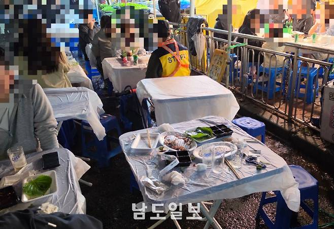 24일 오후 전남광주통합특별시 남구 군분로 일대에서 열린 '군분로 토요야시장'에서 축제를 즐긴 시민들이 사용한 일회용품 쓰레기가 곳곳에 쌓여있다. /서강원 기자 sgw@namdonews.com
