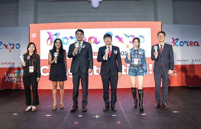 정강 주로스앤젤레스 총영사(왼쪽에서 세번째), 장석민 한국무역협회 전무(네번째), 가수 에일리(다섯번째)를 비롯한 주요 참석자들이 ‘2026 LA K-프리미엄 소비재전’ 개막식에서 기념촬영을 하고 있다. (사진=한국무역협회)
