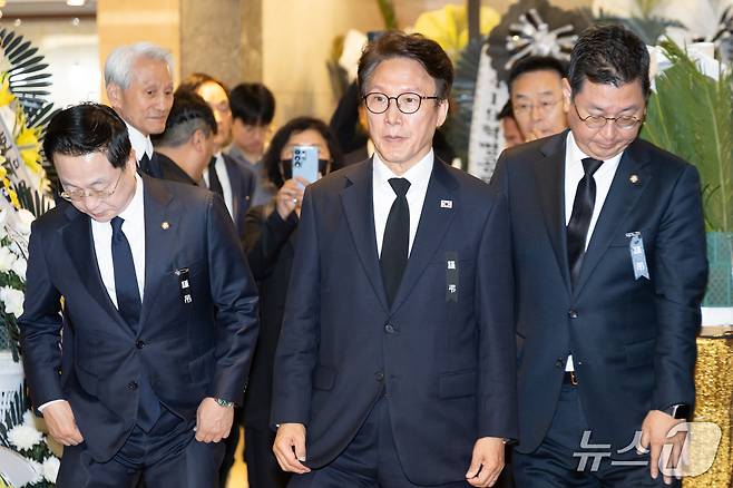 김민석 더불어민주당 대표가 25일 오전 서울시 강남구 양재대로 삼성서울병원 장례식장에 마련된 김영삼 전 대통령 최측근이자 상도동계 핵심 인사인 최형우 전 내무부 장관 빈소로 들어서고 있다. (공동취재) 2026.10.25 ⓒ 뉴스1 박정호 기자