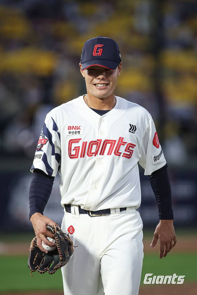 롯데 이이무라가 27일 부산 사직구장에서 열린 2026 KBO리그 LG전에서 투구를 마친 뒤 마운드를 내려가고 있다. 사진 | 롯데 자이언츠