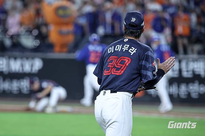 롯데 이이무라가 30일 대전 한화생명 볼파크에서 열린 2026 KBO리그 한화전에서 이닝을 마친 뒤 박수를 치고 있다. 사진 | 롯데 자이언츠