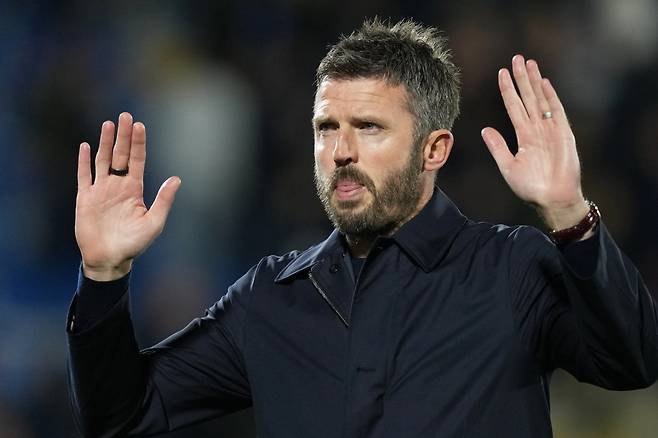 Manchester United's head coach Michael Carrick gestures as he leaves the pitch after the Champions League opening phase soccer match between Como and Manchester United in Como, Italy, Wednesday, Oct. 21, 2026. (AP Photo/Antonio Calanni)<저작권자(c) 연합뉴스, 무단 전재-재배포, AI 학습 및 활용 금지>