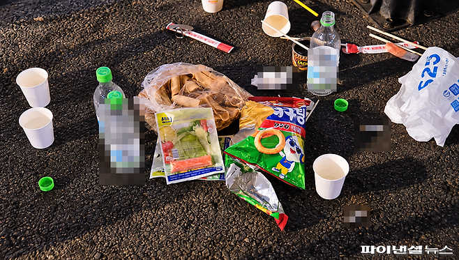20일 오후 서울역 광장 바닥에 빈 술병과 일회용 컵, 과자 봉지 등 각종 쓰레기가 버려져 있다. 사진=한승곤 기자