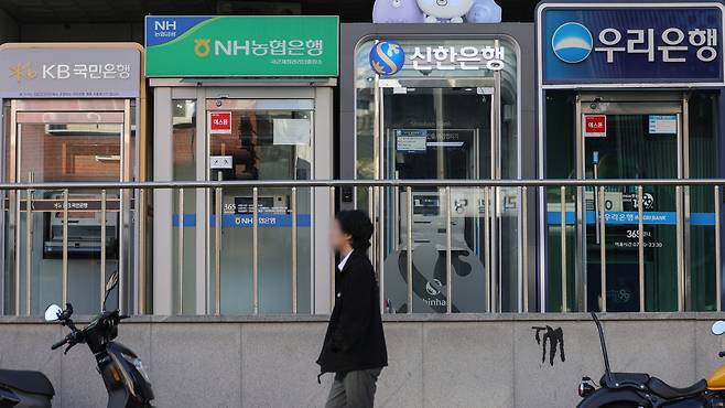 최근 은행권 개인정보 유출 사고와 관련해 피해자들의 집단소송 움직임이 나타나고 있는 가운데 지난 7일 서울 시내에 주요 은행들의 현금인출기(ATM)가 설치돼 있다. 연합뉴스