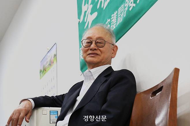 이부영 동아자유언론수호투쟁위원회 위원장이 지난 5월22일 서울 중구 사무실에서 1970~80년대 독재정권의 수배로부터 자신을 숨기고 도와 준 이들과 관련해 경향신문과 인터뷰하고 있다. 조해람 기자