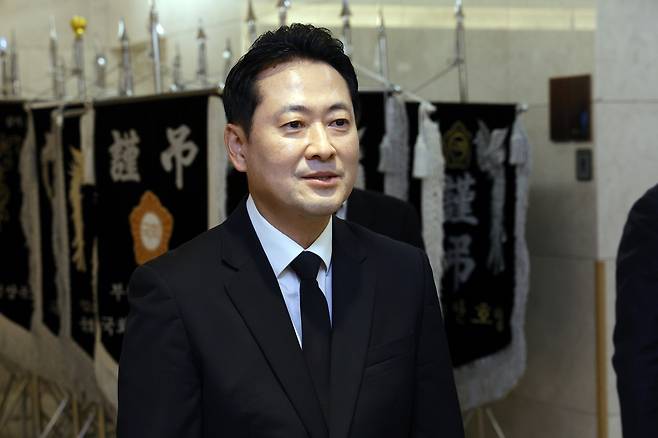 장동혁 국민의힘 대표가 25일 서울 강남구 삼성서울병원 장례식장에 마련된 최형우 전 내무부 장관의 빈소에서 조문을 마친 뒤 취재진 질문에 답변하고 있다. 연합뉴스