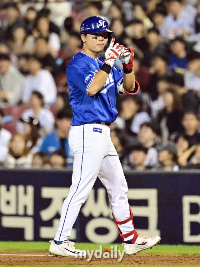 2026년 9월 16일 오후 서울 잠실구장에서 열린 '2026 신한 SOL KBO리그' 삼성 라이온즈와 두산 베어스의 경기. 삼성 박승규가 3회초 2사 1루서 안타를 친 뒤 기뻐하고 있다./마이데일리