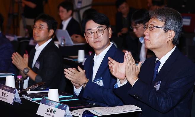 박용진 규제합리화위원회 부위원장(가운데)이 9월 3일 서울 중구 페럼타워에서 열린 '규제 합리화와 국민경제 성장' 공개포럼에서 김성식 국민경제자문회의 부의장과 함께 참석해 박수를 치고 있다. 연합뉴스