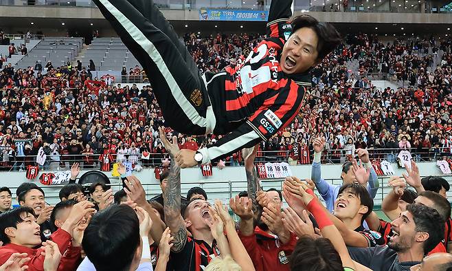마침내 찾아온 ‘서울의 봄’ 프로축구 FC서울 김기동 감독(가운데)이 지난 24일 서울월드컵경기장에서 열린 K리그1 2026 33라운드 홈 경기에서 강원FC와 1-1 무승부를 기록해 파이널 라운드 5경기 결과에 상관없이 우승을 확정한 뒤 선수들에게 헹가래를 받고 있다. 연합뉴스