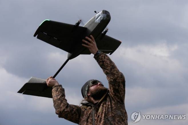 드론 운용 익히는 우크라군 훈련병. AP 연합뉴스