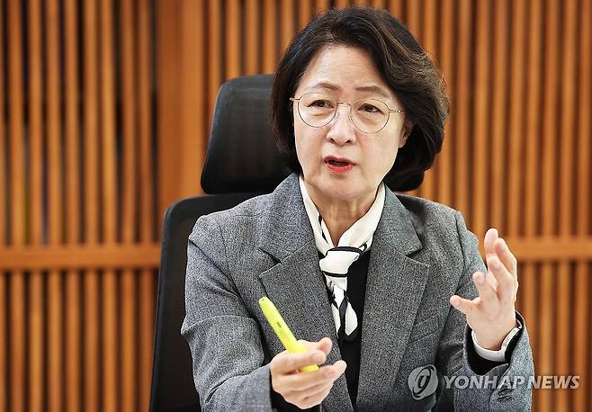 추미애 경기도지사 인터뷰 (수원=연합뉴스) 홍기원 기자 = 추미애 경기도지사가 지난 23일 경기도 수원시 경기도청 집무실에서 연합뉴스와 인터뷰하고 있다. 2026.10.25 xanadu@yna.co.kr