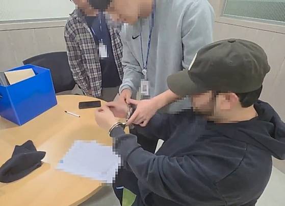 체포되는 해킹 조직원. 〈사진=서울경찰청 제공/연합뉴스〉