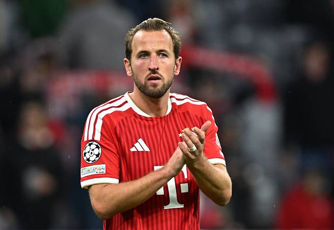 Soccer Football - UEFA Champions League - Bayern Munich v Arsenal - Allianz Arena, Munich, Germany - October 21, 2026 Bayern Munich's Harry Kane applauds fans after the match REUTERS/Angelika Warmuth<저작권자(c) 연합뉴스, 무단 전재-재배포, AI 학습 및 활용 금지>