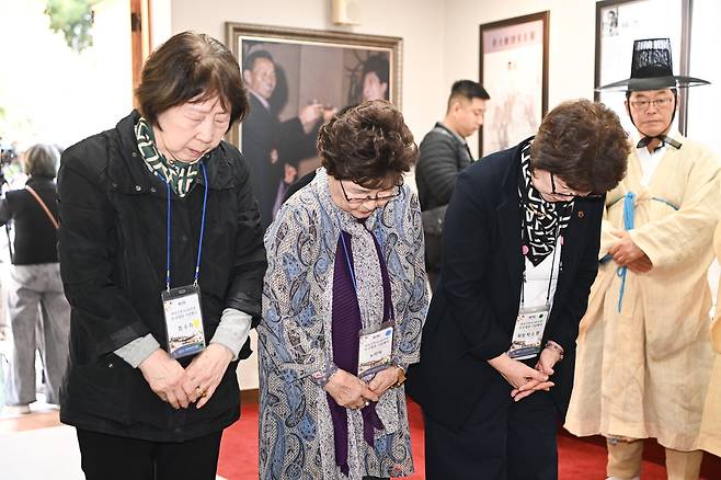 26일 경북 구미시 박정희 전 대통령 생가에서 열린 박 전 대통령의 47주기 추도식에 파독 간호사들이 참석해 박 전 대통령을 추모하고 있다. /구미시