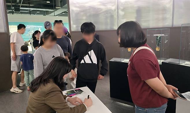 관람객과 만나 사인하며 이야기를 나누는 김임연 선수 (본인 촬영)