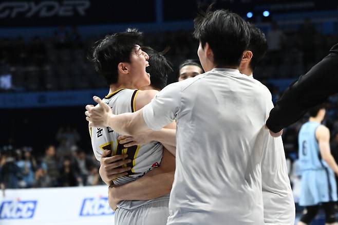 윤원상(창원 LG)이 26일 위닝샷을 성공한 뒤 기뻐하고 있다. 한국농구연맹 제공