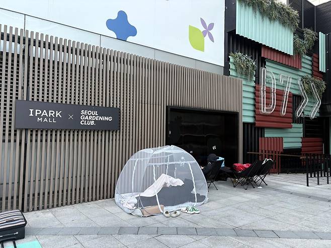 1일 서울 용산구 아이파크몰 7층에 포켓몬 카드 매장 입장을 기다리는 이들이 캠핑용품을 펼친 채 대기하고 있다. 서은재 기자