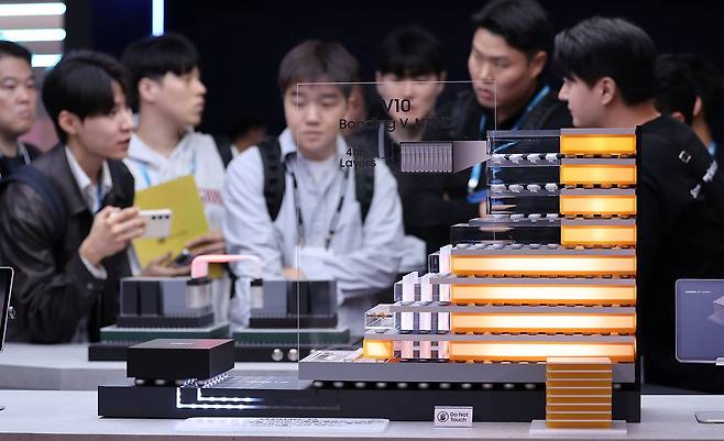 지난 14일 서울 강남구 코엑스에서 열린 ‘SEDEX 2026(제28회 반도체대전)’ 삼성전자 부스에서 관람객들이 차세대 낸드 기술 ‘zNAND-O’ 구조 모형을 살펴보고 있다. 행사장에는 취업준비생의 발길도 이어졌다. 뉴스1