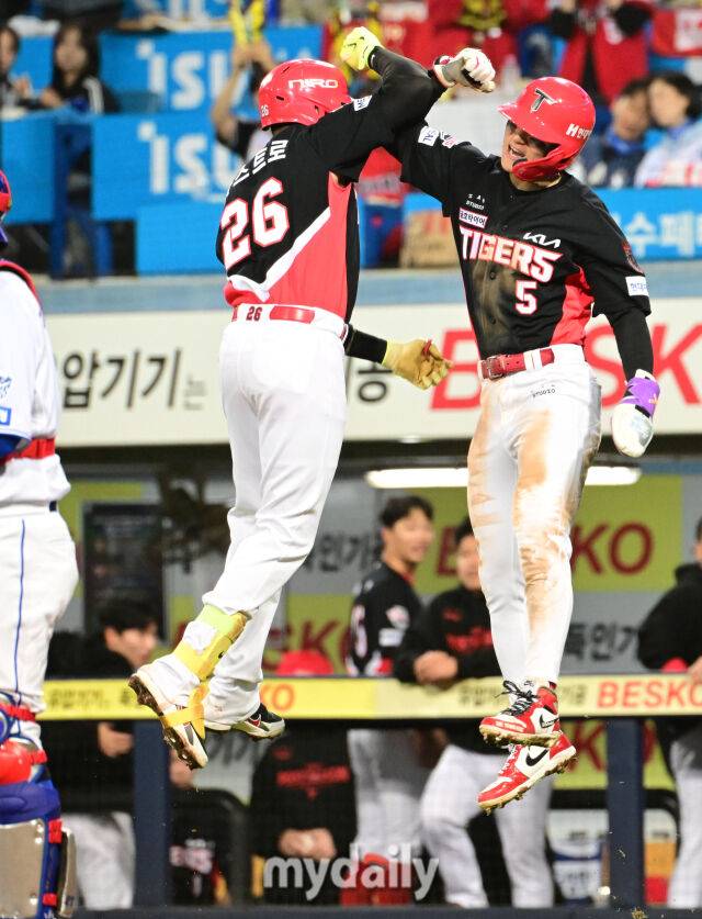 26일 오후 대구삼성라이온즈파크에서 진행된 '2026 신한 SOL KBO리그 포스트시즌' KIA 타이거즈와 삼성 라이온즈와의 플레이오프 1차전 경기. KIA 카스트로가 3회초 2사 1루에서 삼성 선발 페덱을 상대로 투런 홈런을 때린 뒤 김도영과 세리머니를 펼치고 있다./대구=곽경훈 기자 kphoto@mydaily.co.kr