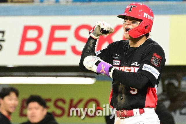 26일 오후 대구삼성라이온즈파크에서 진행된 '2026 신한 SOL KBO리그 포스트시즌' KIA 타이거즈와 삼성 라이온즈와의 플레이오프 1차전 경기. KIA 김도영이 3회초 2사 1루에서 카스트로의 투런포에 환호하고 있다./대구=곽경훈 기자 kphoto@mydaily.co.kr