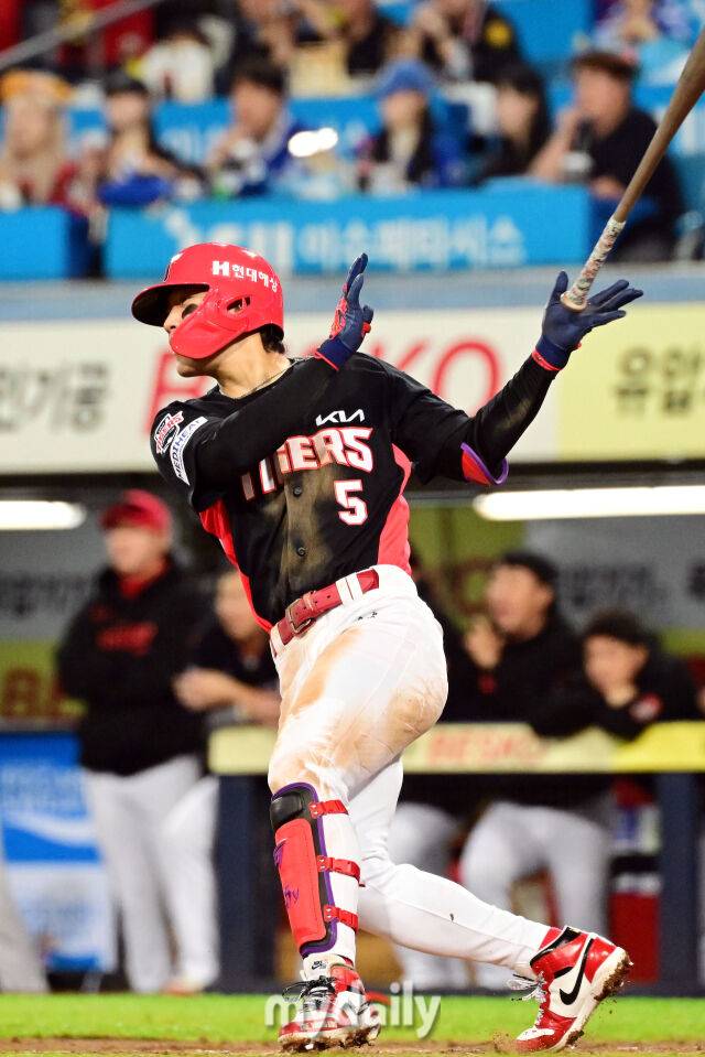 26일 오후 대구삼성라이온즈파크에서 진행된 '2026 신한 SOL KBO리그 포스트시즌' KIA 타이거즈와 삼성 라이온즈와의 플레이오프 1차전 경기. KIA 김도영이 3회초 2사 페덱을 상대로 안타를 때리고 있다./대구=곽경훈 기자 kphoto@mydaily.co.kr