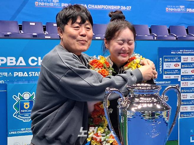 '아빠와 딸' 김보미(오른쪽)가 26일 경기도 '고양 킨텍스 PBA 스타디움'에서 끝난 '지금 잘 사는 방법 zgm NH농협카드 PBA 챔피언십' 여자부 결승에서 승리한 뒤 시상식에서 아버지 김병호와 기념 촬영을 하고 있다. 노컷뉴스