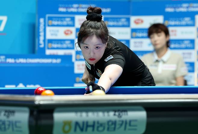 결승에서 신중하게 샷을 구사하는 김보미. PBA