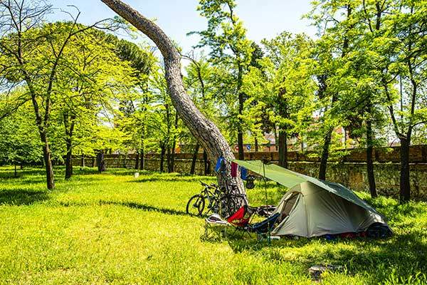 산티아고 자전거 순례 중 캠핑장에 설치한 텐트.