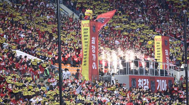 KIA 타이거즈가 20일 서울 잠실야구장에서 열린 2026 신한 SOL KBO 포스트시즌 준PO 3차전에서 LG 트윈스를 13-1로 완파하먀 플레이오프에 진출했다. 팬들이 응원하는 모습. /사진=김진경 대기자 /사진=김진경 kim.jinkyung@