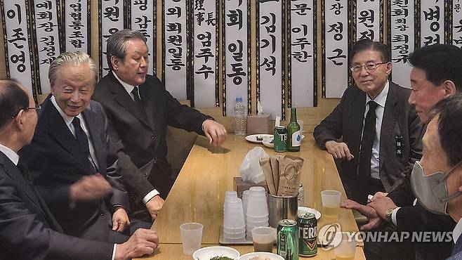 최형우 전 장관 빈소에서 옛 YS계 정치인들 만난 권노갑 (서울=연합뉴스) 이율립 기자 = 권노갑 김대중재단 이사장(왼쪽 가운데)이 26일 서울 강남구 삼성서울병원 장례식장에 마련된 최형우 전 내무부 장관의 빈소를 조문한 뒤 김무성(왼쪽 안쪽) 전 새누리당 대표, 김덕룡 김영삼센터이사장(오른쪽 안쪽) 등과 나란히 앉아 있다. 2026.10.26 2yulrip@yna.co.kr